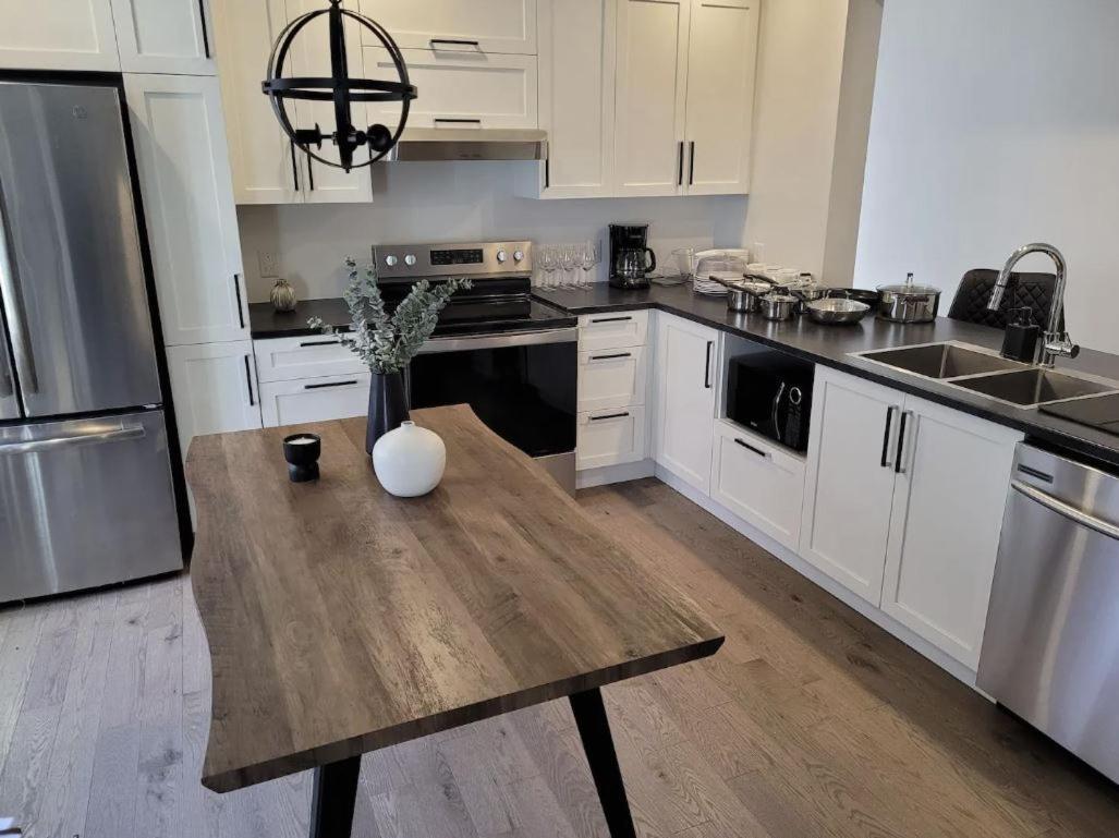 Free Parking, Beautiful 4 1/2- 2 Bedroom Apartment Montréal Esterno foto