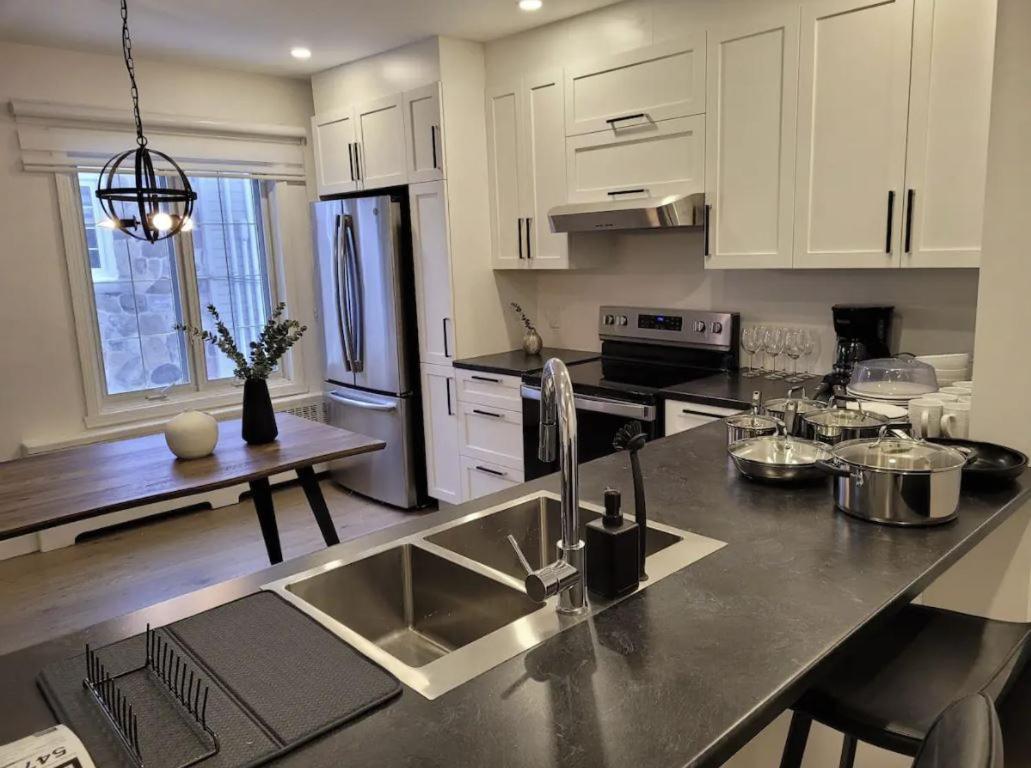 Free Parking, Beautiful 4 1/2- 2 Bedroom Apartment Montréal Esterno foto