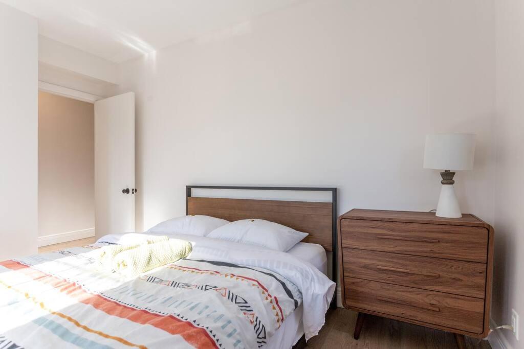 Free Parking, Beautiful 4 1/2- 2 Bedroom Apartment Montréal Esterno foto