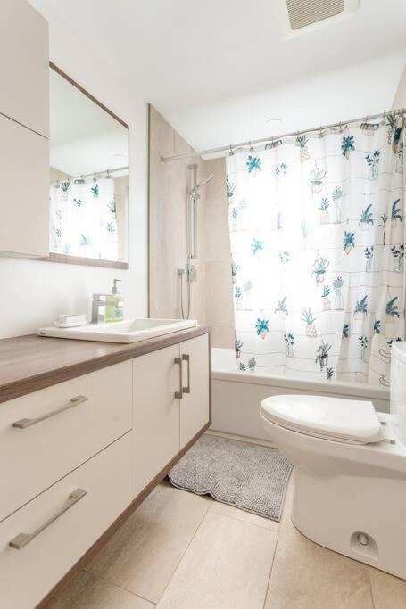 Free Parking, Beautiful 4 1/2- 2 Bedroom Apartment Montréal Esterno foto