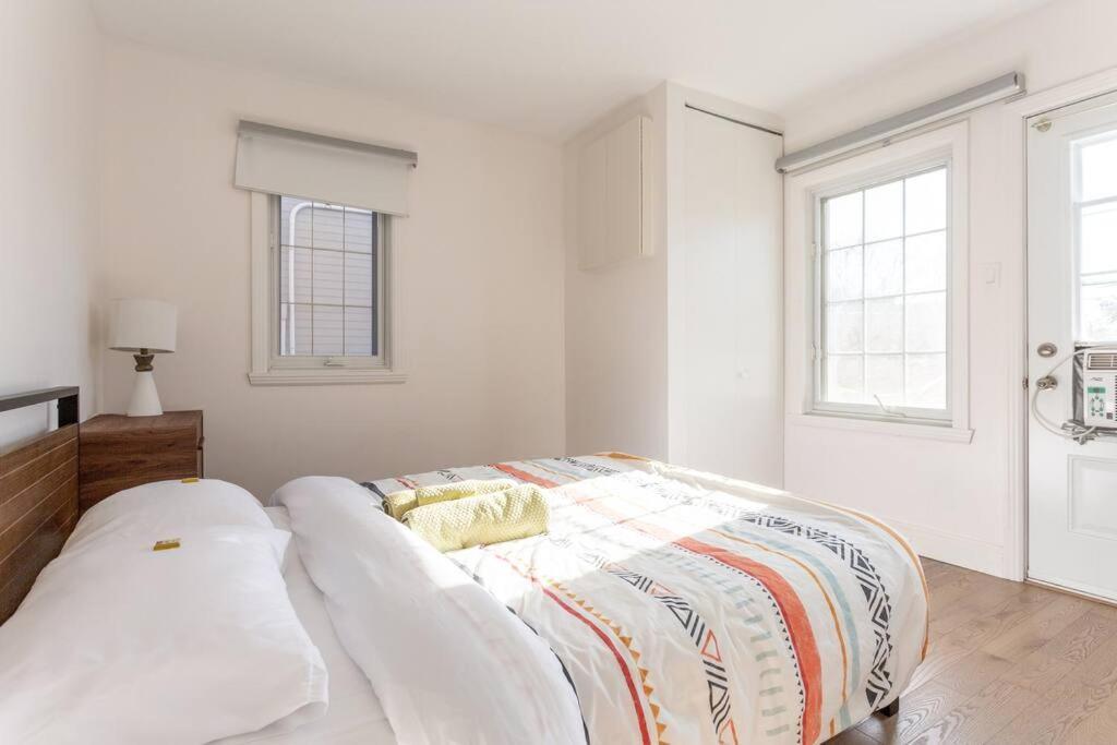 Free Parking, Beautiful 4 1/2- 2 Bedroom Apartment Montréal Esterno foto