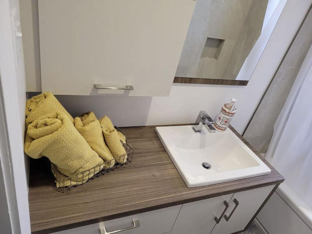 Free Parking, Beautiful 4 1/2- 2 Bedroom Apartment Montréal Esterno foto